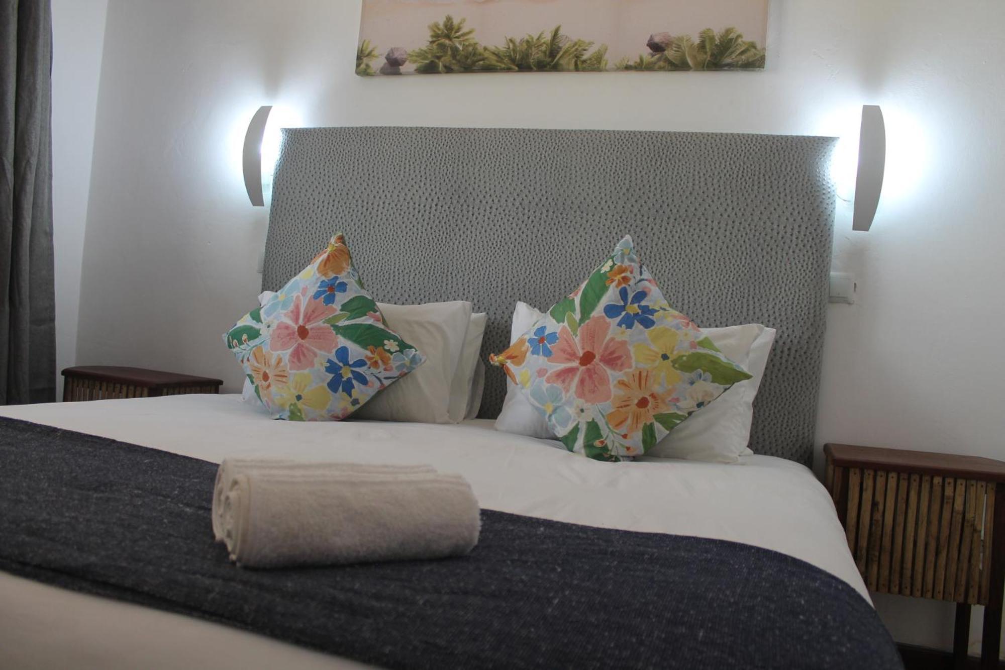 Wharf Side Inn Pemba Bagian luar foto